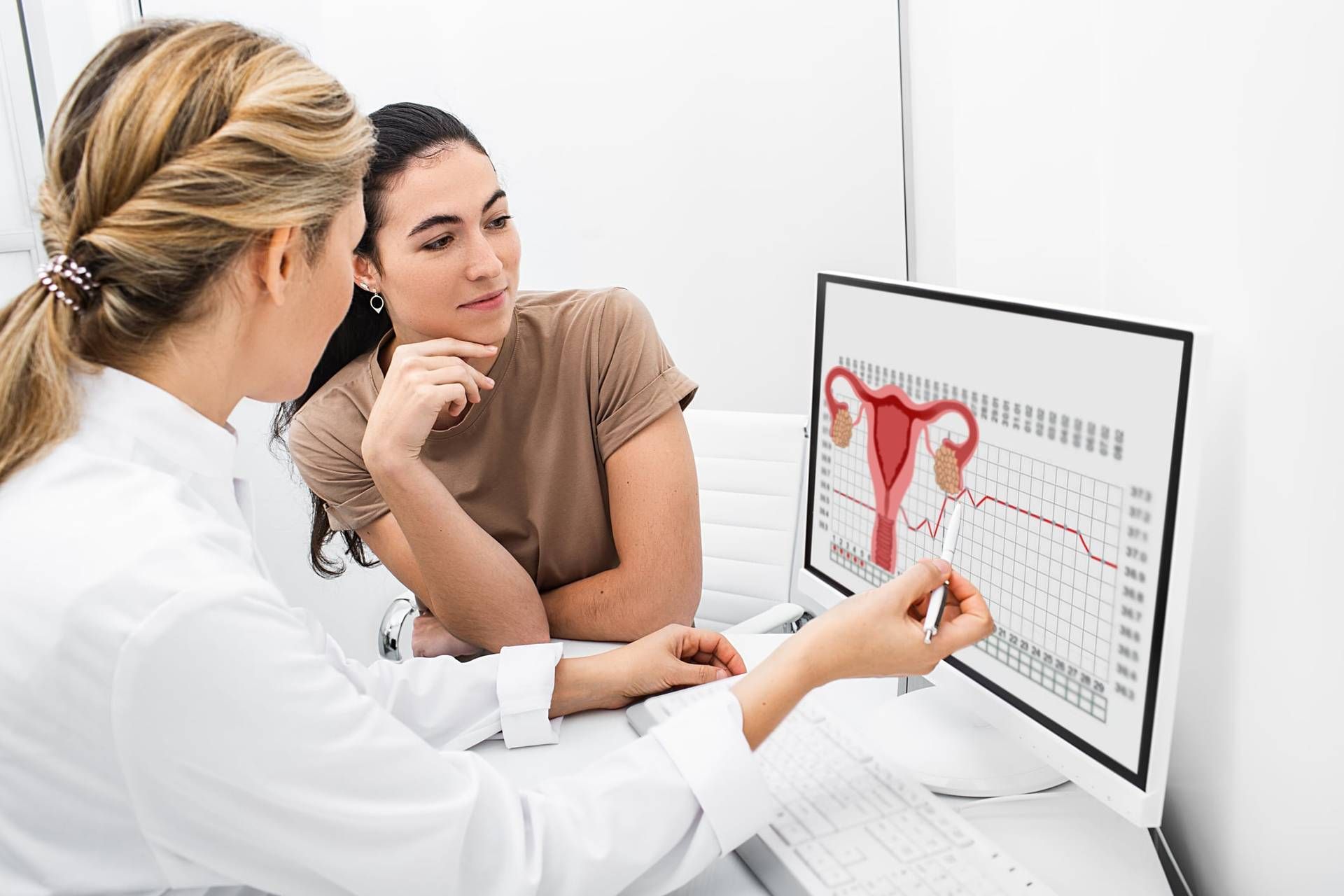 Ginecologa che mostra l'immagine dell'utero a una paziente