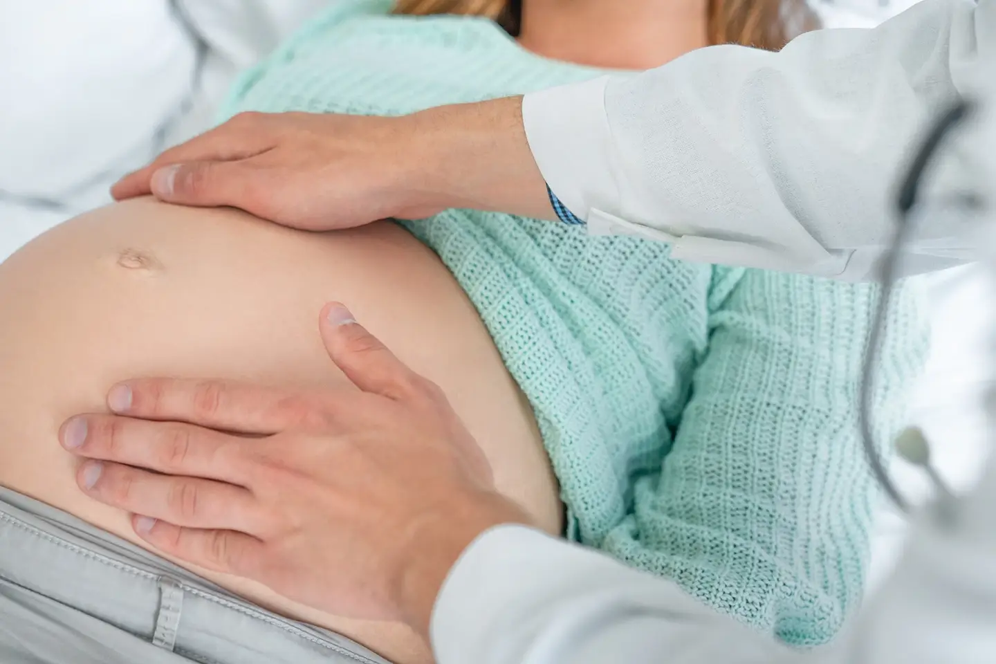 Medico che tocca la pancia di una donna incinta