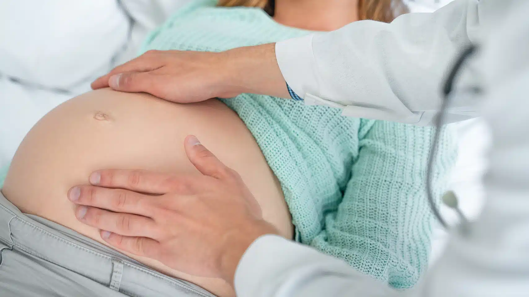 Medico che tocca la pancia di una donna incinta