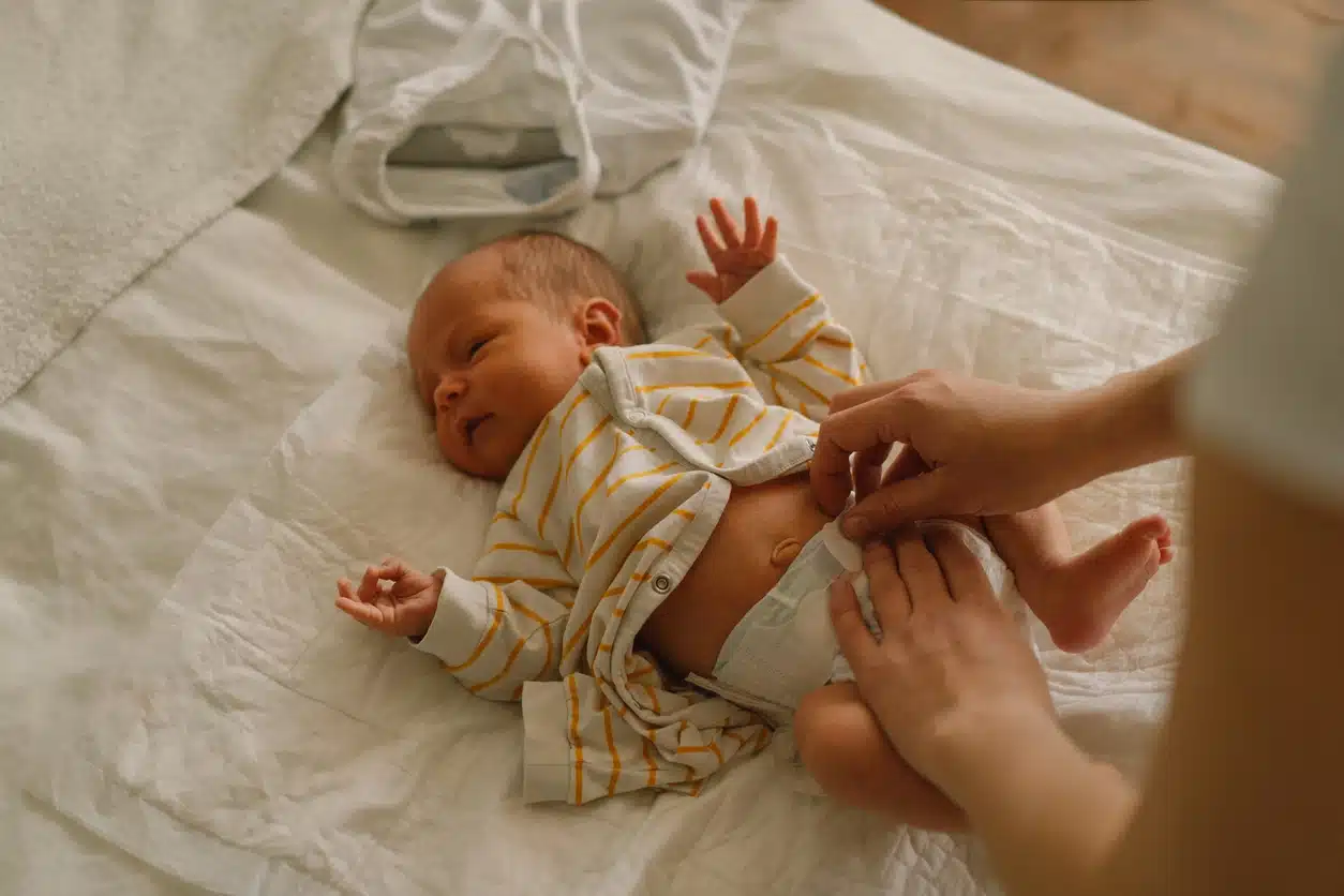 Mamma che cambia il pannolino a una neonata
