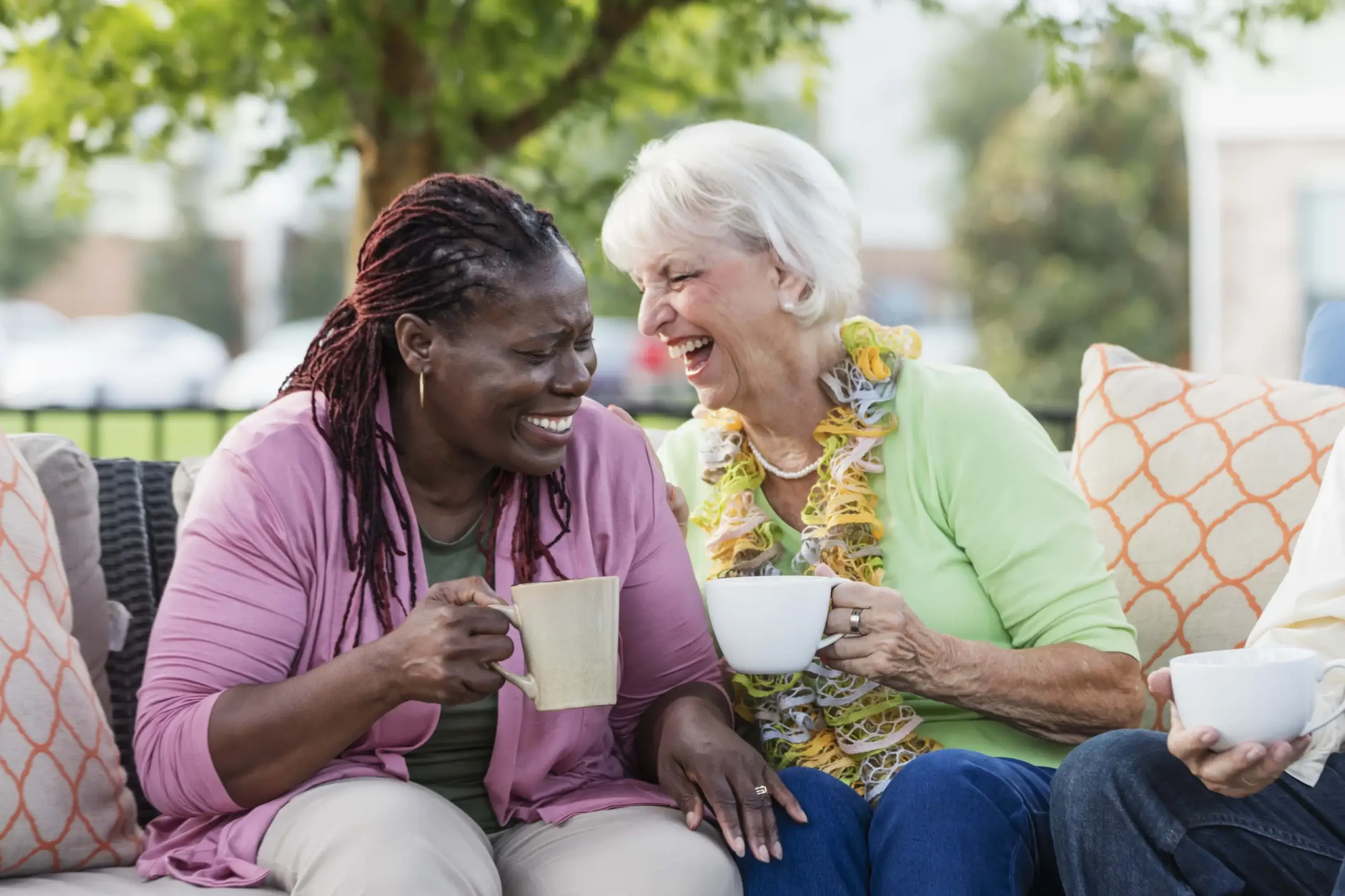 Donne in menopausa che ridono mentre bevono il té