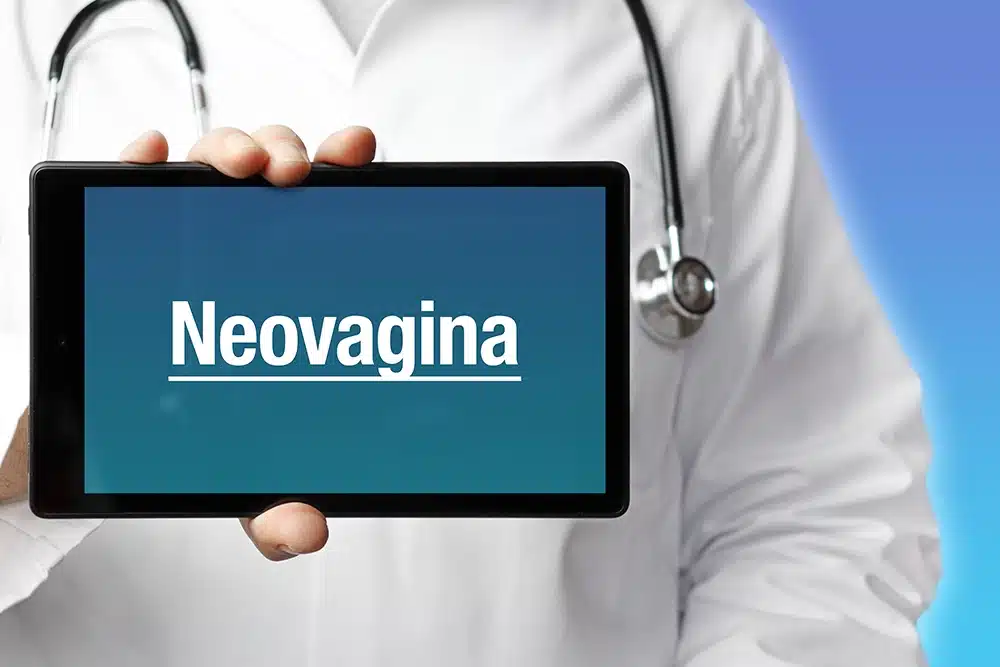 Medico che ha in mano un tablet con la scritta "Neovagina"