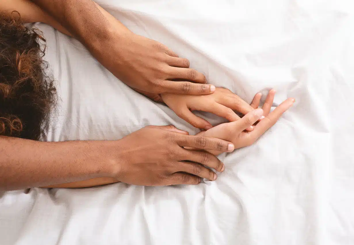Quattro mani che indicano il piacere a letto